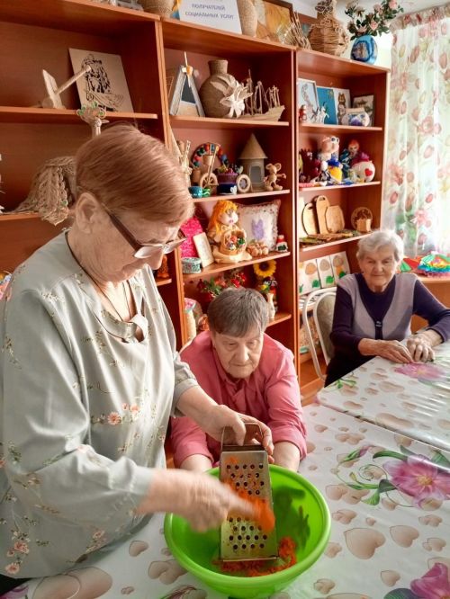 Мастер-класс по фуд-арту: пожилые люди создали весёлые бутерброды