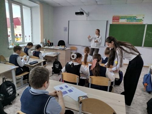 Гимназия укучылары Космонавтика көненә күрсәтмә әсбап әзерләде
