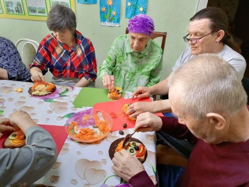 Мастер-класс по фуд-арту: пожилые люди создали весёлые бутерброды