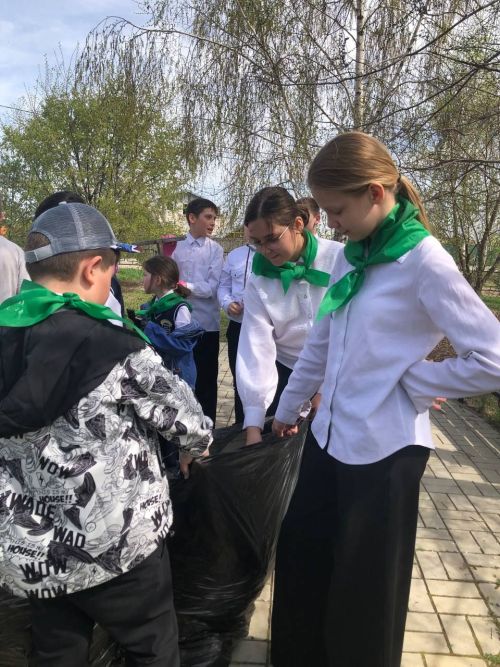 Гимназисты Верхнего Услона очистили сквер тружеников тыла