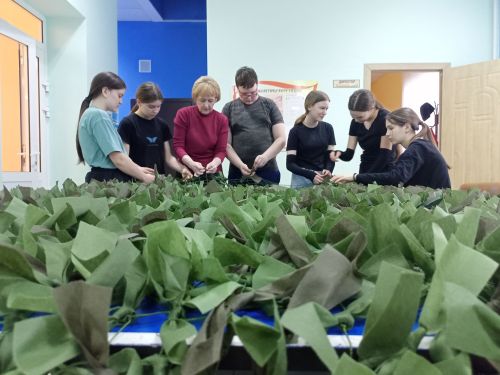 Молодежь Русского Макулова плетет маскировочные сети