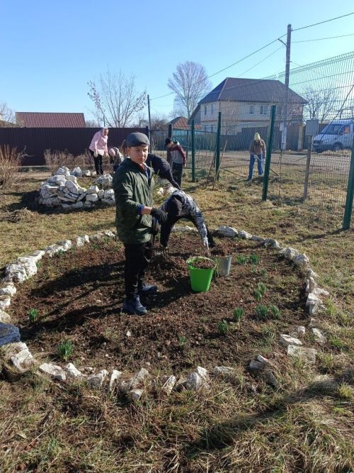Октябрьский бистәсе мәктәбе язгы өмәләргә кушылды
