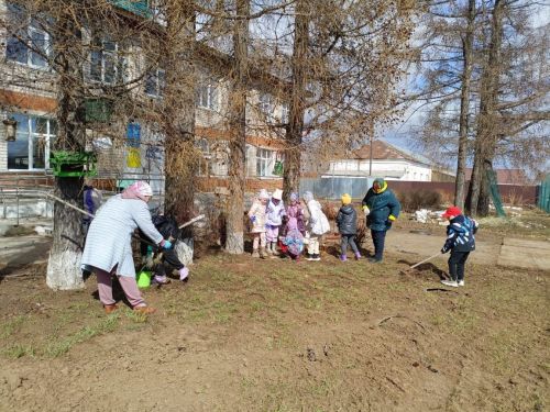 Октябрьский бистәсе мәктәбе язгы өмәләргә кушылды