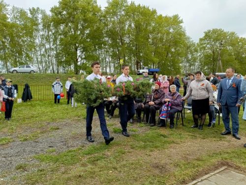 Октябрьский мәктәбе балалары тантаналы митингта катнашты