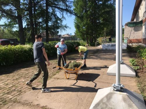 Октябрьский бистәсенең мәктәп яны участогында язгы эшләр гөрләп бара