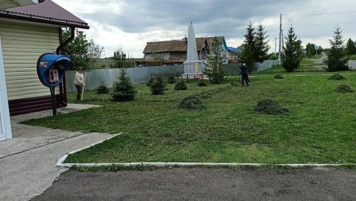 Кильдеевские работники культуры и администрации вышли на субботник