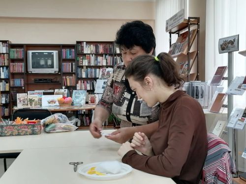Үзәк китапханәдә оста куллар мастер-классы узды