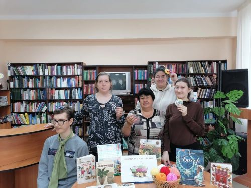 Үзәк китапханәдә оста куллар мастер-классы узды
