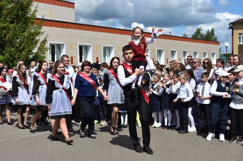«Последний звонок» прозвучал для выпускников Верхнеуслонского района