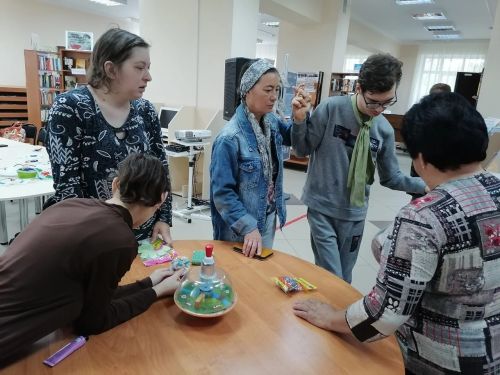 Үзәк китапханәдә оста куллар мастер-классы узды
