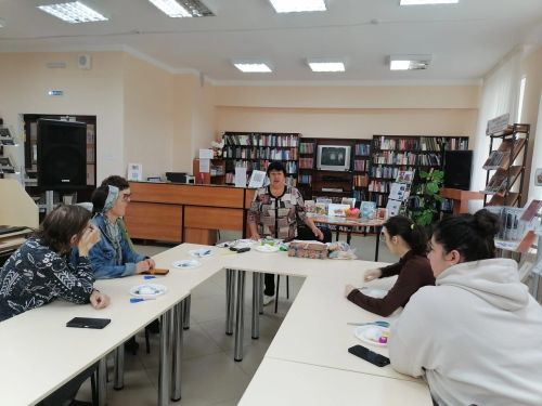 Үзәк китапханәдә оста куллар мастер-классы узды