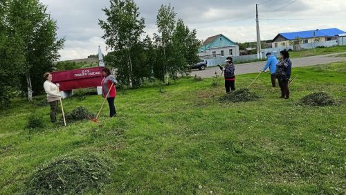 Кильдеевские работники культуры и администрации вышли на субботник