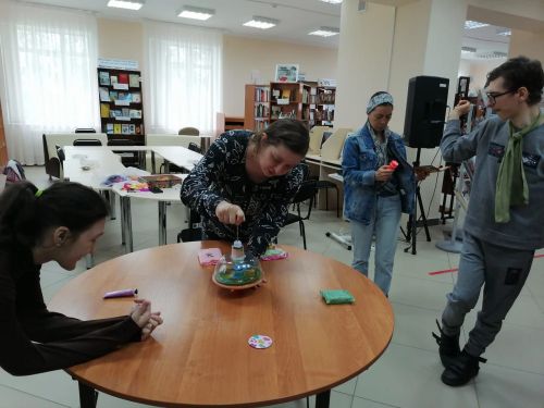 Үзәк китапханәдә оста куллар мастер-классы узды