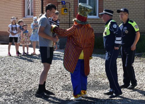 В Верхнеуслонском районе многодетной семье подарили автолюльку