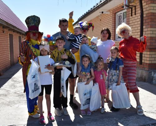 В Верхнеуслонском районе многодетной семье подарили автолюльку