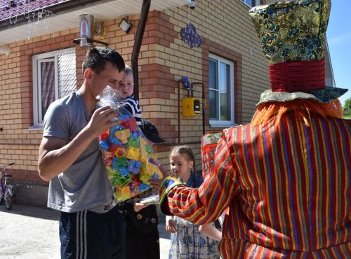В Верхнеуслонском районе многодетной семье подарили автолюльку