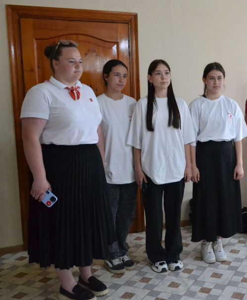 Смотрите, завидуйте: 12 юных граждан Верхнего Услона получили паспорта