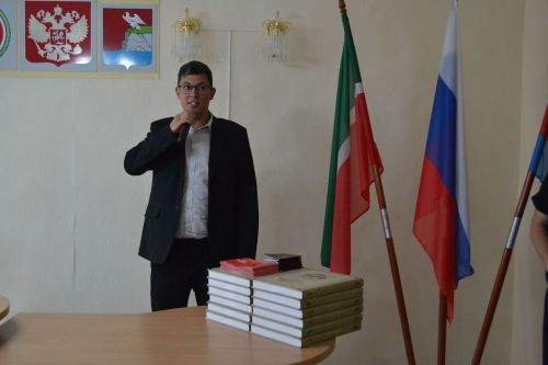 Смотрите, завидуйте: 12 юных граждан Верхнего Услона получили паспорта