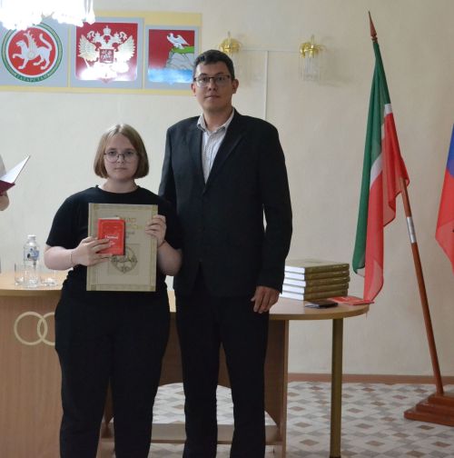 Смотрите, завидуйте: 12 юных граждан Верхнего Услона получили паспорта