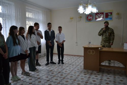 Смотрите, завидуйте: 12 юных граждан Верхнего Услона получили паспорта