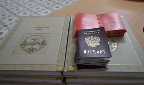 Смотрите, завидуйте: 12 юных граждан Верхнего Услона получили паспорта