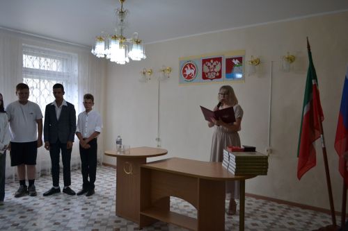 Смотрите, завидуйте: 12 юных граждан Верхнего Услона получили паспорта
