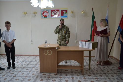 Смотрите, завидуйте: 12 юных граждан Верхнего Услона получили паспорта