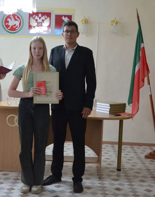 Смотрите, завидуйте: 12 юных граждан Верхнего Услона получили паспорта