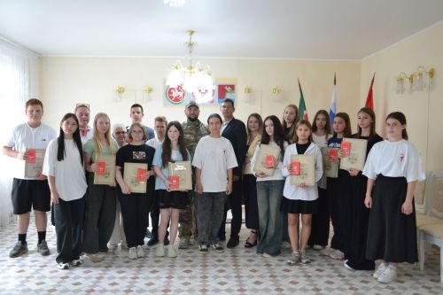 Смотрите, завидуйте: 12 юных граждан Верхнего Услона получили паспорта