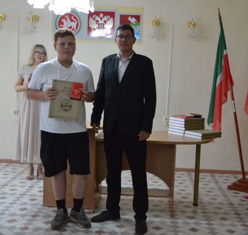 Смотрите, завидуйте: 12 юных граждан Верхнего Услона получили паспорта