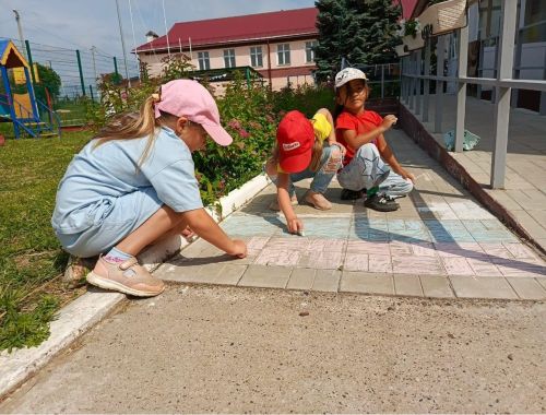 Түбән Ослан балалары туган илебез белән горурланалар