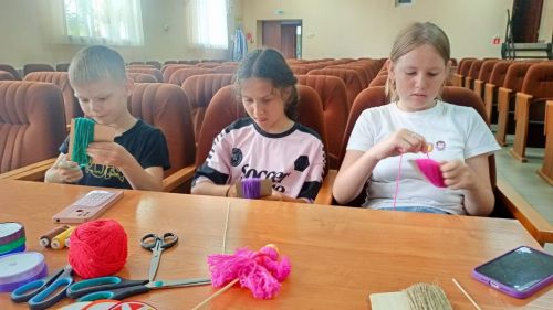 В Макулове ребят научили создавать оберег «Здравница»