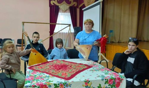 Фольклорный час открыл детям в Кильдееве мир балалайки