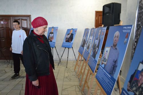 В Верхнем Услоне открылась патриотическая выставка «Отец Героя»