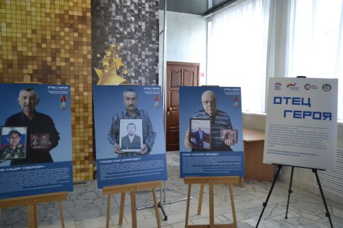 В Верхнем Услоне открылась патриотическая выставка «Отец Героя»