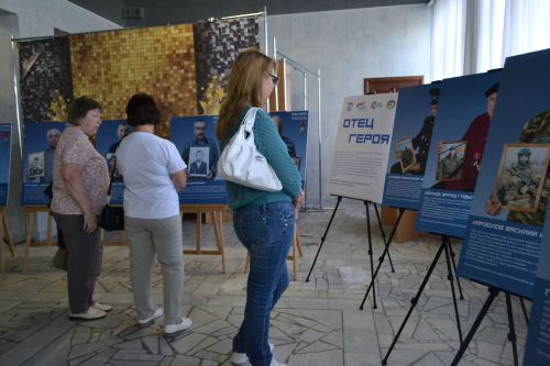 В Верхнем Услоне открылась патриотическая выставка «Отец Героя»