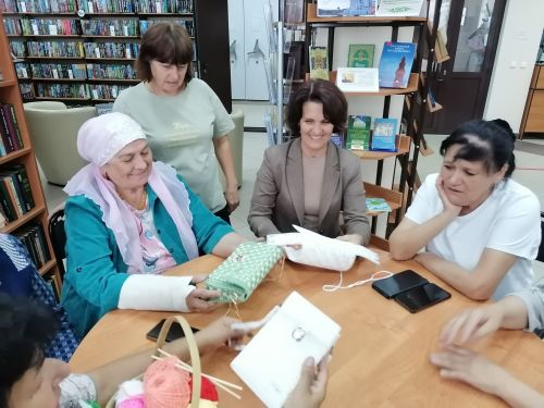 Верхнеуслонская библиотека открыла мастерскую для участниц клуба «Идел таңнары»