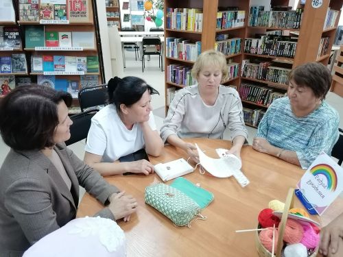 Верхнеуслонская библиотека открыла мастерскую для участниц клуба «Идел таңнары»