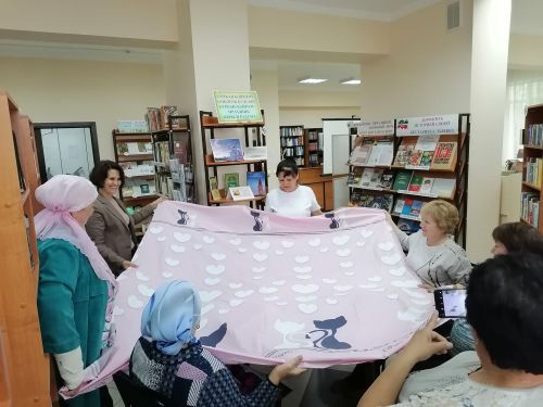 Верхнеуслонская библиотека открыла мастерскую для участниц клуба «Идел таңнары»