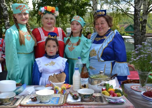 Надо корни возрождать: В Набережных Морквашах прошел фестиваль окрошки