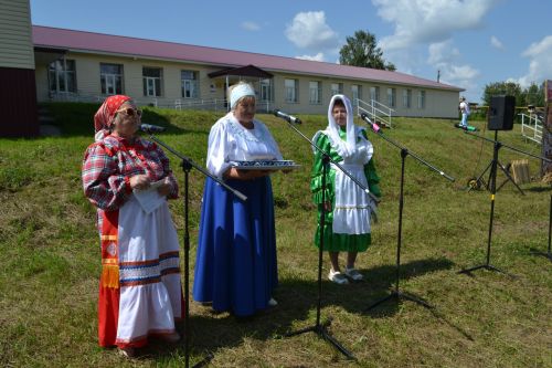 Надо корни возрождать: В Набережных Морквашах прошел фестиваль окрошки
