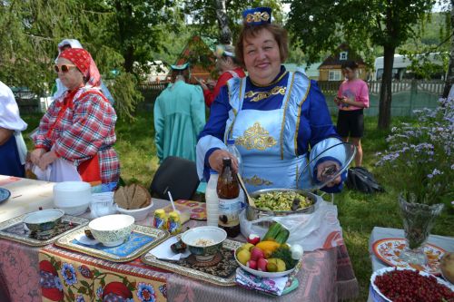 Надо корни возрождать: В Набережных Морквашах прошел фестиваль окрошки