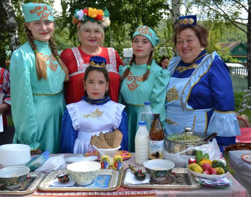 Надо корни возрождать: В Набережных Морквашах прошел фестиваль окрошки