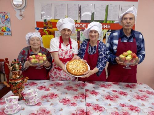 «Яблочная шарлотка» объединила участников кулинарного кружка
