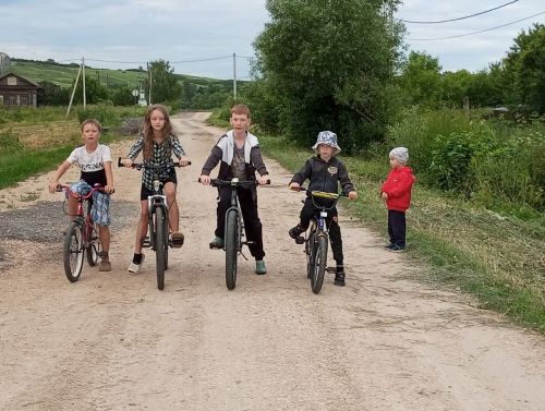Мәмәтхуҗада велосипедта йөргәндә юл хәрәкәте кагыйдәләрен үтәргә өйрәнделәр