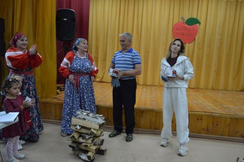 Майдан: в ненастье - под крышей, а праздник - в сердцах