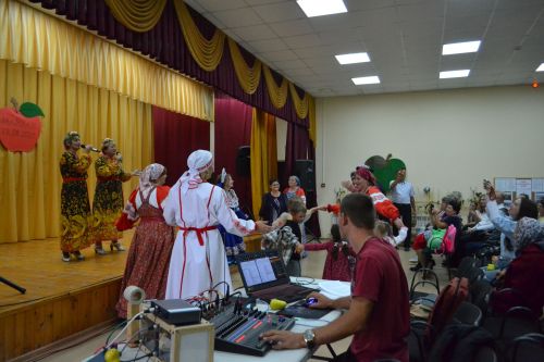 Майдан: в ненастье - под крышей, а праздник - в сердцах