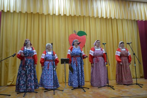 Майдан: в ненастье - под крышей, а праздник - в сердцах