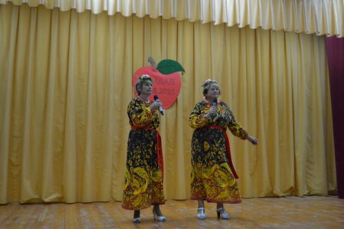 Майдан: в ненастье - под крышей, а праздник - в сердцах