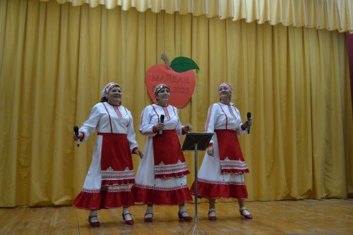 Майдан: в ненастье - под крышей, а праздник - в сердцах